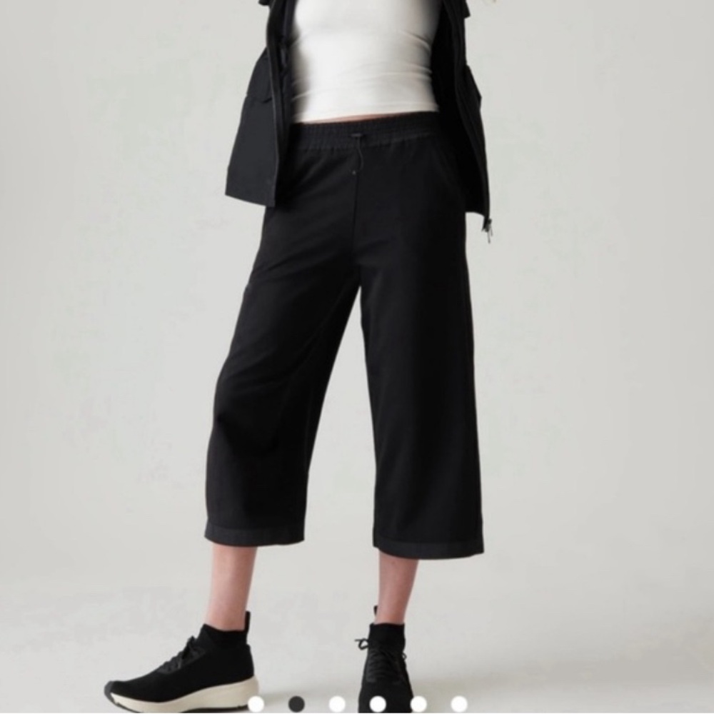 Athleta Black Triumph Hybrid Casual Relaxed Wide Crop Pants M